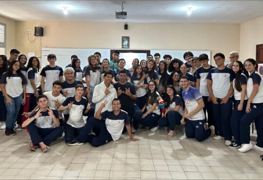 Teatro de fantoches sobre “Histórias de Assombração do Aracati” encanta estudantes no Colégio Salesianas Aracati